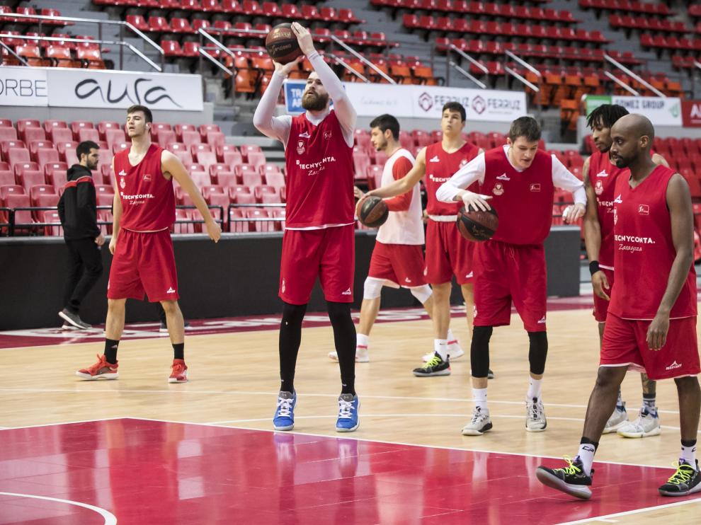 Nemanja Radovic lanza tiros libres durante un entrenamiento.