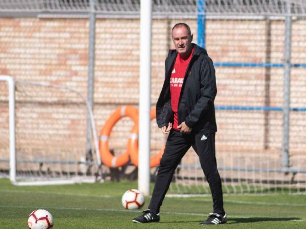 Víctor Fernández, con los balones sobre el césped, al inicio del entrenamiento del viernes.