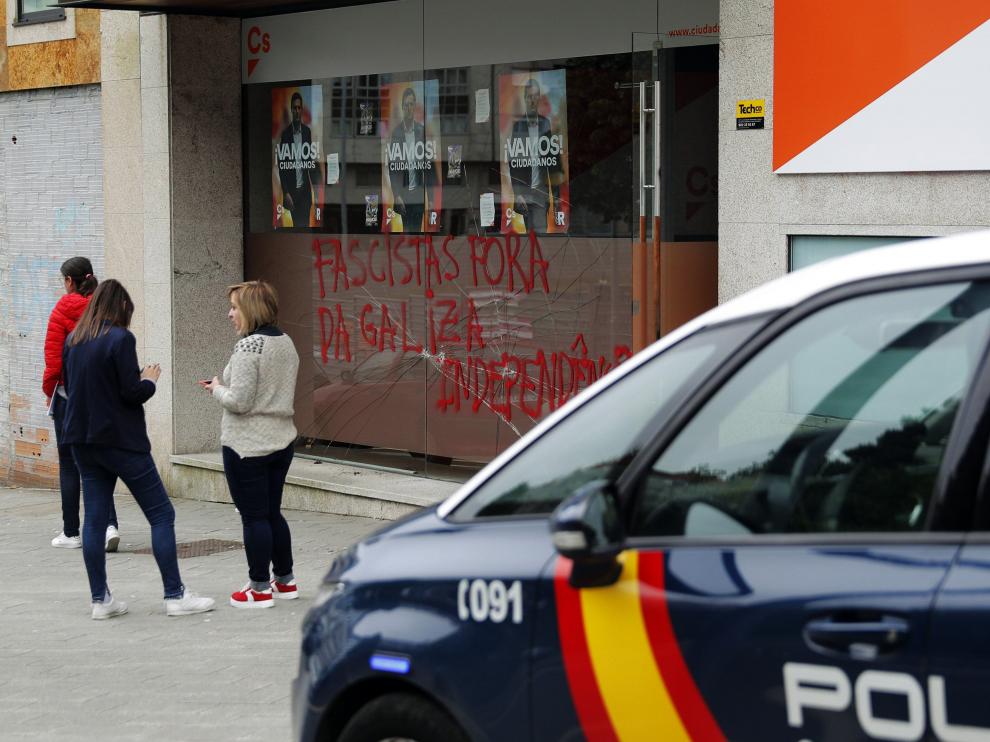 Pintadas en una de las sedes de Ciudadanos en Galicia.