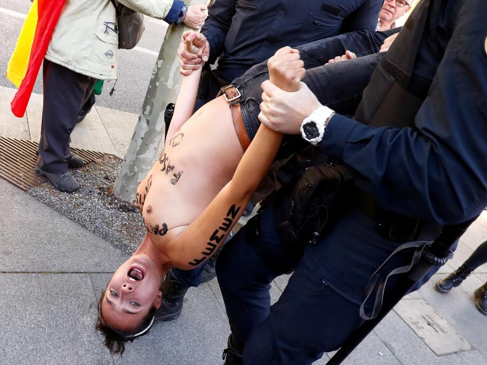 Una de las activistas de Femen al ser desalojada del acto de Vox.