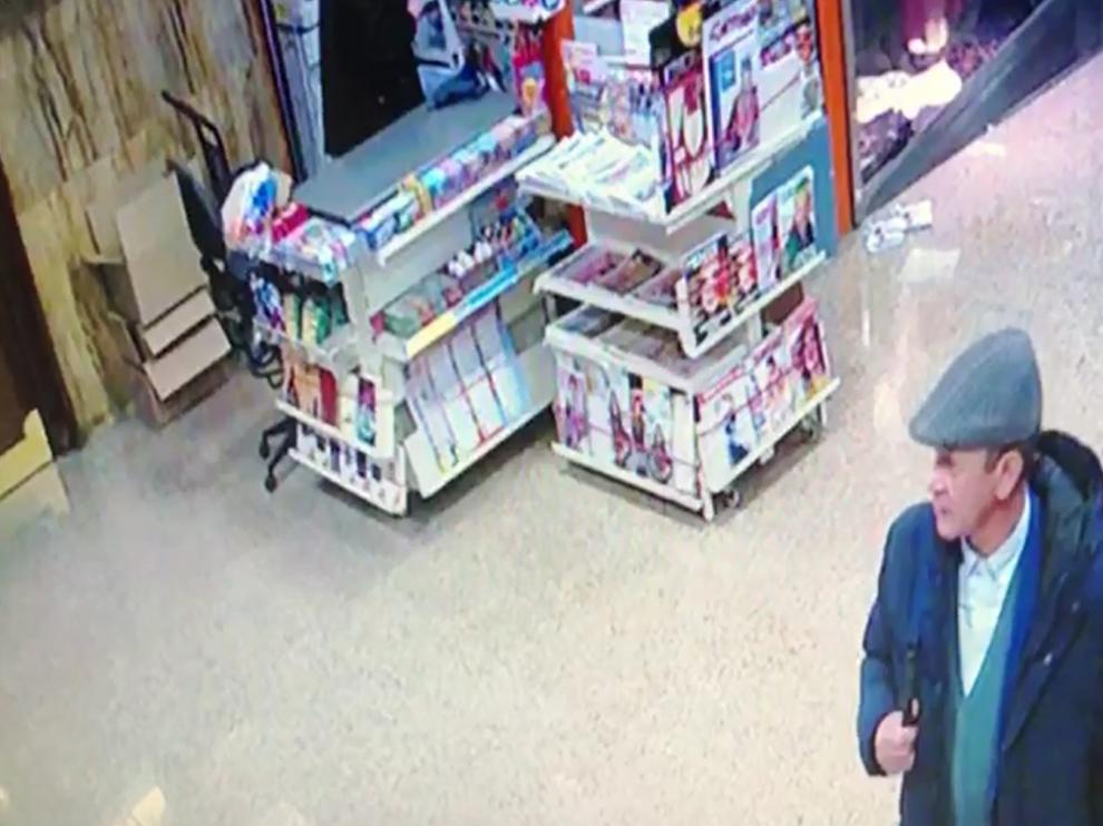 El detenido, junto al quiosco del centro comercial Independencia de Zaragoza, del que se llevó 3.500 euros en enero.