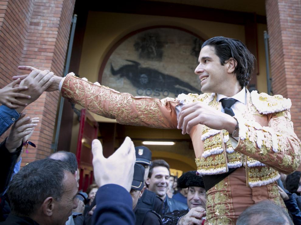López Simón, saliendo por la Puerta Grande.