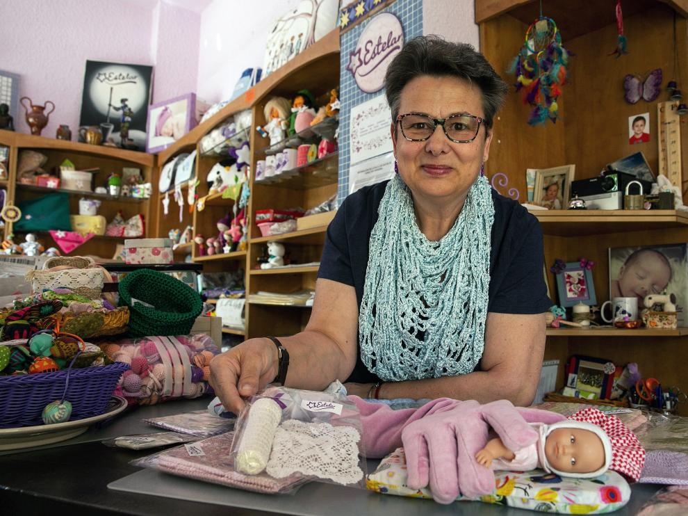 Pilar Guallart con algunas de las creaciones de la Asociación Estelar para prematuros.