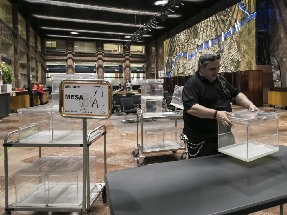 Preparación de las urnas en el Ayuntamiento de Zaragoza, que será el mayor colegio electoral de Aragón