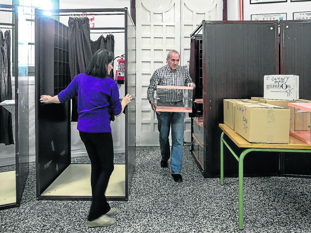 Las cabina, mesas y urnas electorales, ya preparadas en el colegio Gascón y Marín de Zaragoza