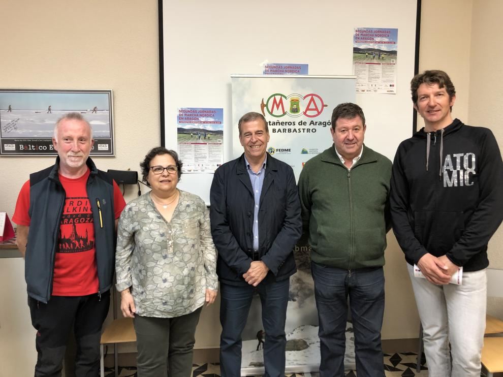 Presentación de las II Jornadas de Marcha Nórdica con miembros de la FAM y de MAB y el alcalde de Barbastro.