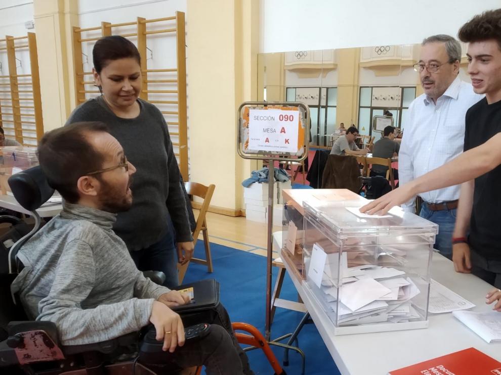 Pablo Echenique, en el centro deportivo madrileño en el que ha votado este domingo por la tarde.