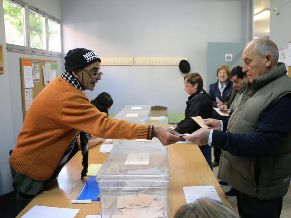 Votantes en el colegio Emilio Moreno Calvete del barrio de Las Delicias en Zaragoza