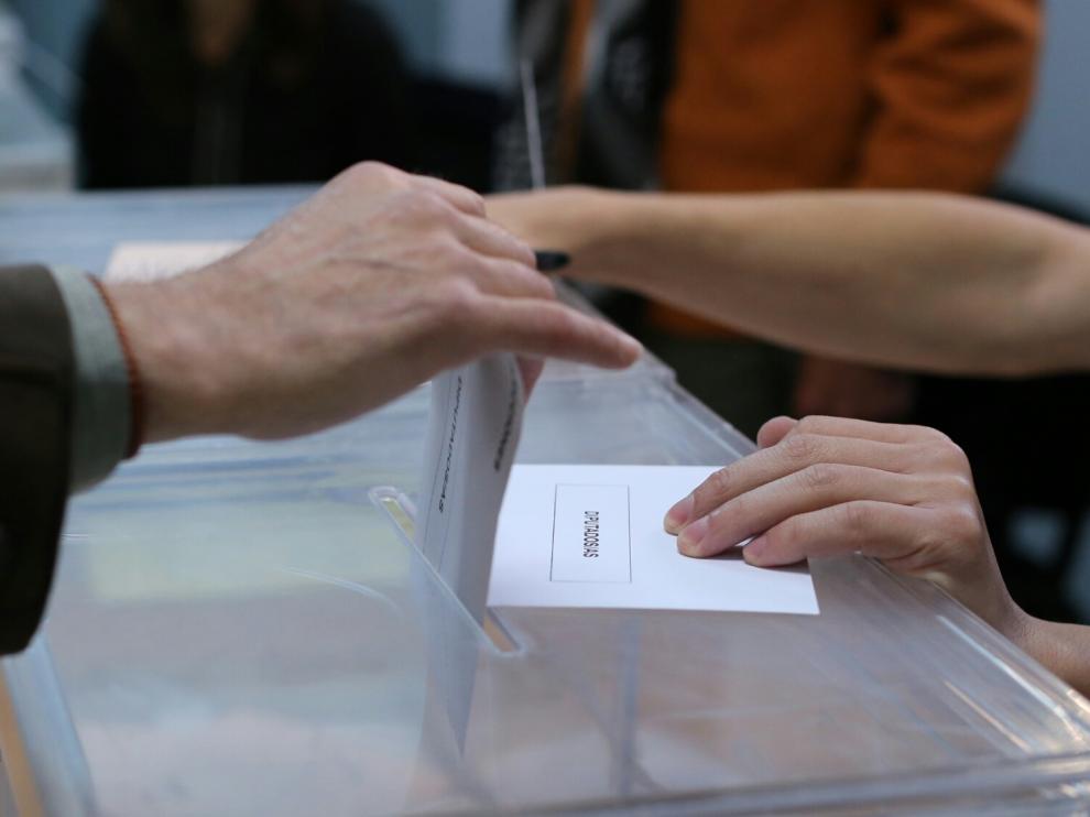 Imágenes de la jornada electoral en Aragón.