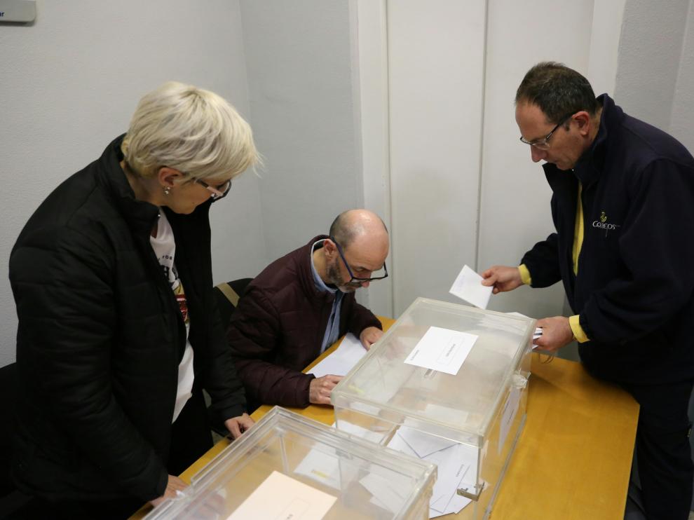 Imágenes de la jornada electoral en Aragón.