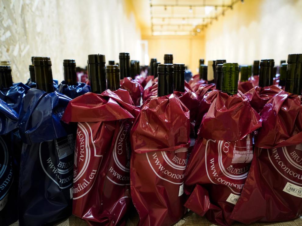 Botellas preparadas para la cata ciega en el Mundial de Bruselas.