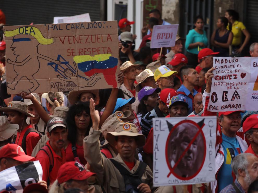 Cientos de venezolanos marchan en Caracas para apoyar la decisión de Maduro de sacar al país de la OEA.