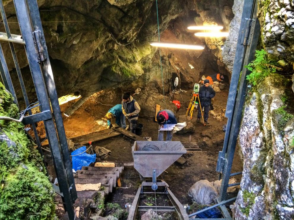 Fotografía de archivo de las excavaciones arqueológicas en la cueva de Els Trocs, en Huesca