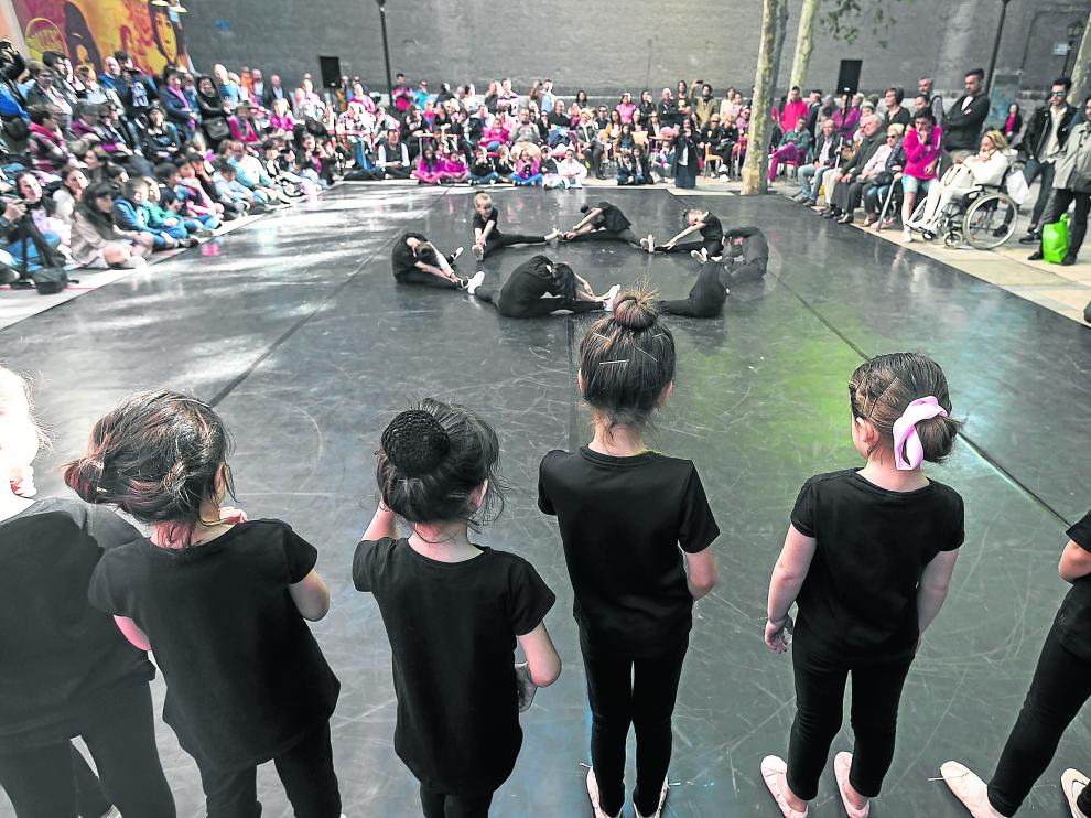 Pequeñas estudiantes de danza, en el acto celebrado ayer en la plaza de San Lamberto.