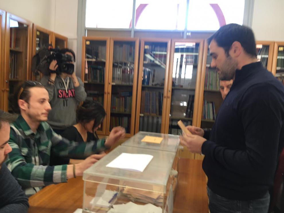 El candidato de Cs al Congreso por Zaragoza, Rodrigo Gómez, votando en su colegio electoral de Teruel.