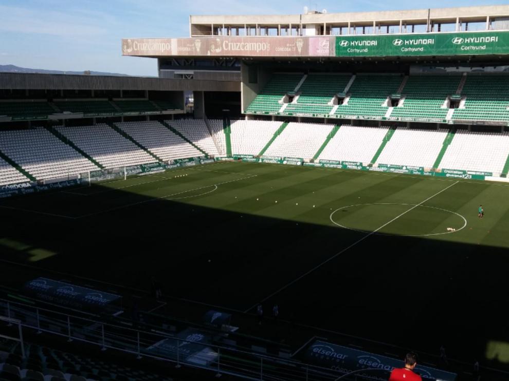 El estadio cordobés de El Arcángel, una hora y media antes del inicio del partido del Real Zaragoza.