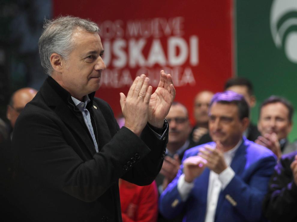 El presidente del PNV, Andoni Ortuzar (d), el lehendakari Iñigo Urkullu (i), y el candidato número uno al Congreso por Bizkaia, Aitor Esteban (c), durante el acto de cierre de campaña.