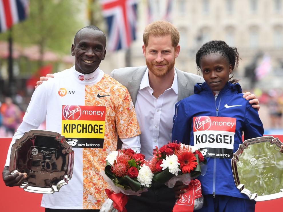 El príncipe Harry junto al keniano Eliud Kipchoge y la keniana Brigid Kosgei, vencedores del maratón de Londres.