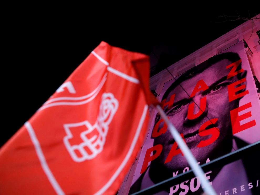Gritos de "Ista, ista, ista... España socialista" en una calle Ferraz ya cortada, y con un escenario montado a pie de calle por el PSOE.
