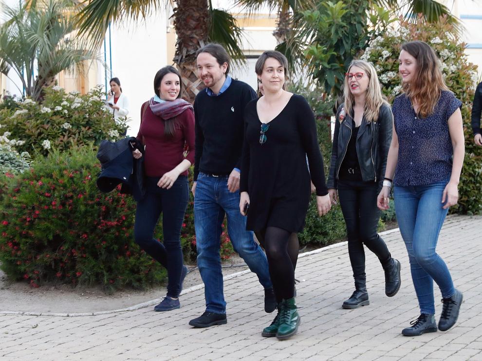 Irene Montero y Pablo Iglesias a su llegada al Hotel Goya de Madrid para seguir el escrutinio.