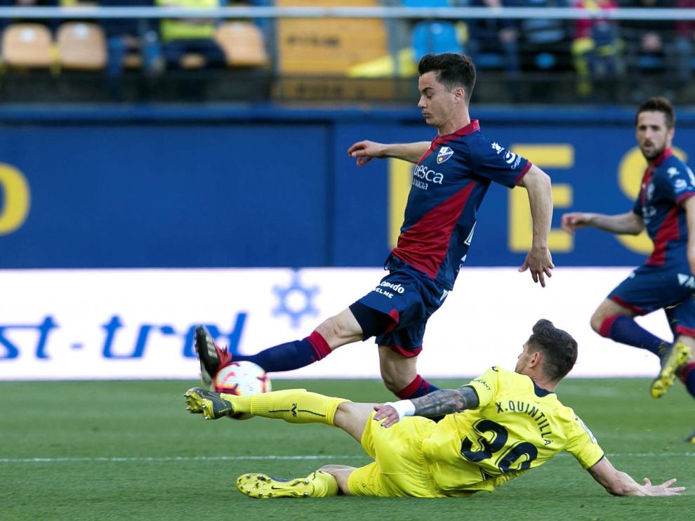 Juanpi Añor, de la SD Huesca, es obstaculizado por el defensa del Villarreal Quintillà.