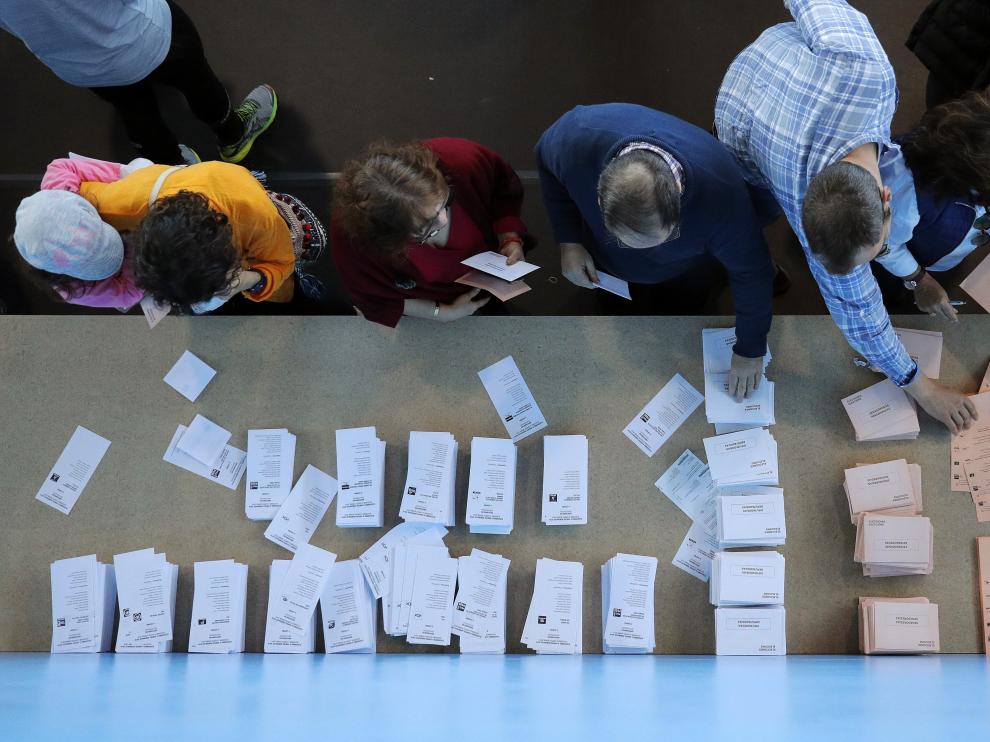Los españoles acuden a las urnas a votar en las Elecciones Generales