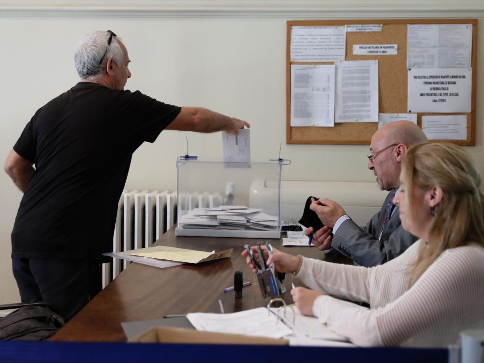 Los españoles acuden a las urnas a votar en las Elecciones Generales