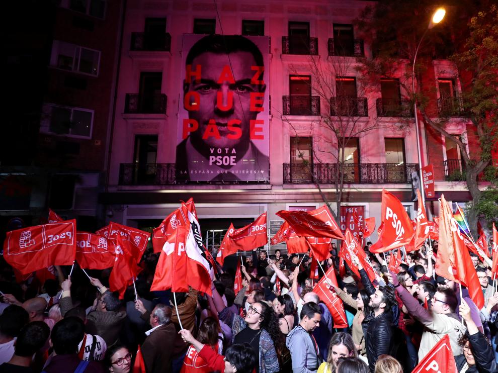 Los votantes socialistas esperan el anuncio de los resultados electorales en Madrid.