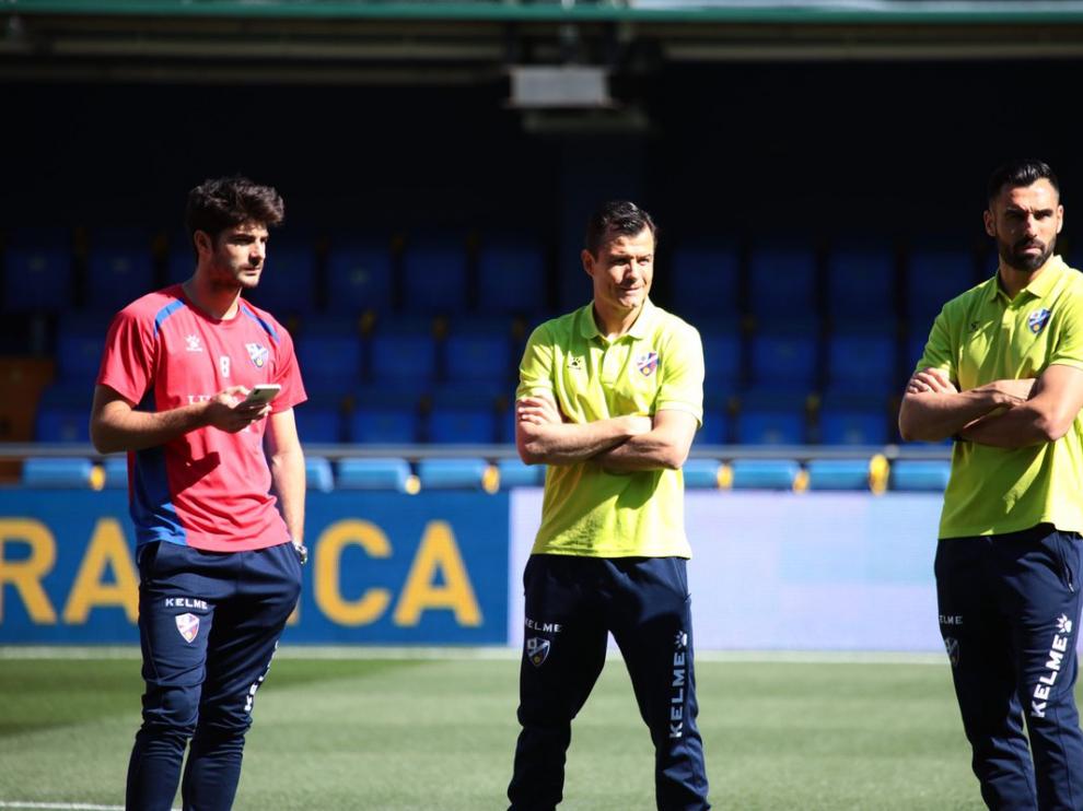 Melero, Camacho y Enric Gallego, sobre el césped de Estadio de la Cerámica.