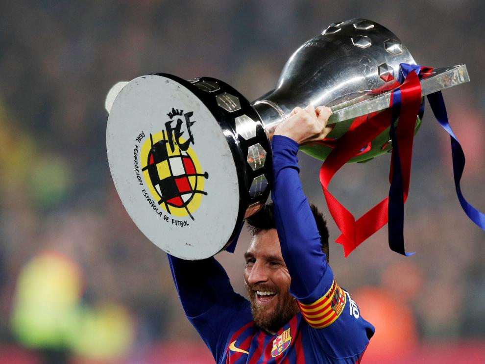 Messi levanta el trofeo de la Liga de fútbol