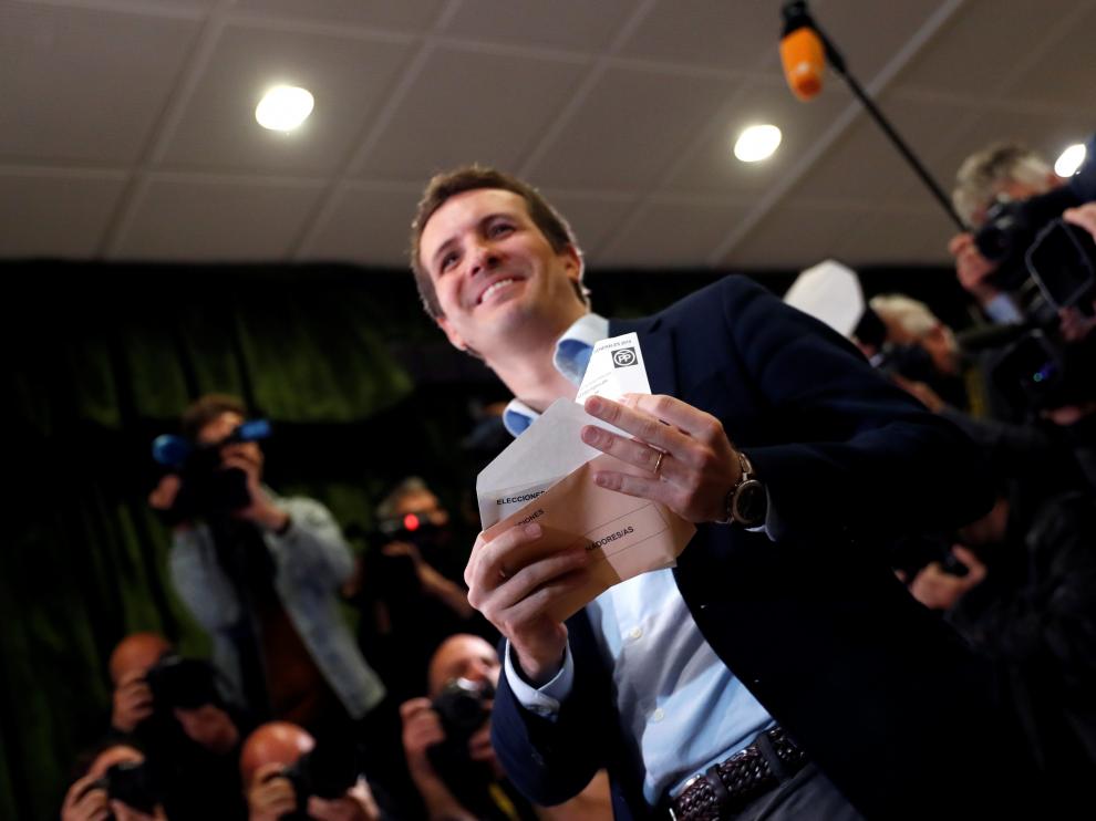 El líder del PP, Pablo Casado, ha acudido a votar a las 12.00.