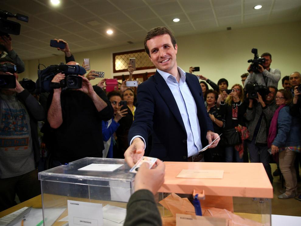 El líder del PP, Pablo Casado, ha acudido a votar a las 12.00.