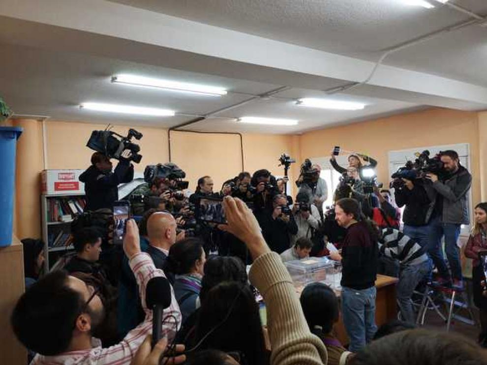 Pablo Iglesias ha votado en un colegio de Galapagar (Madrid)