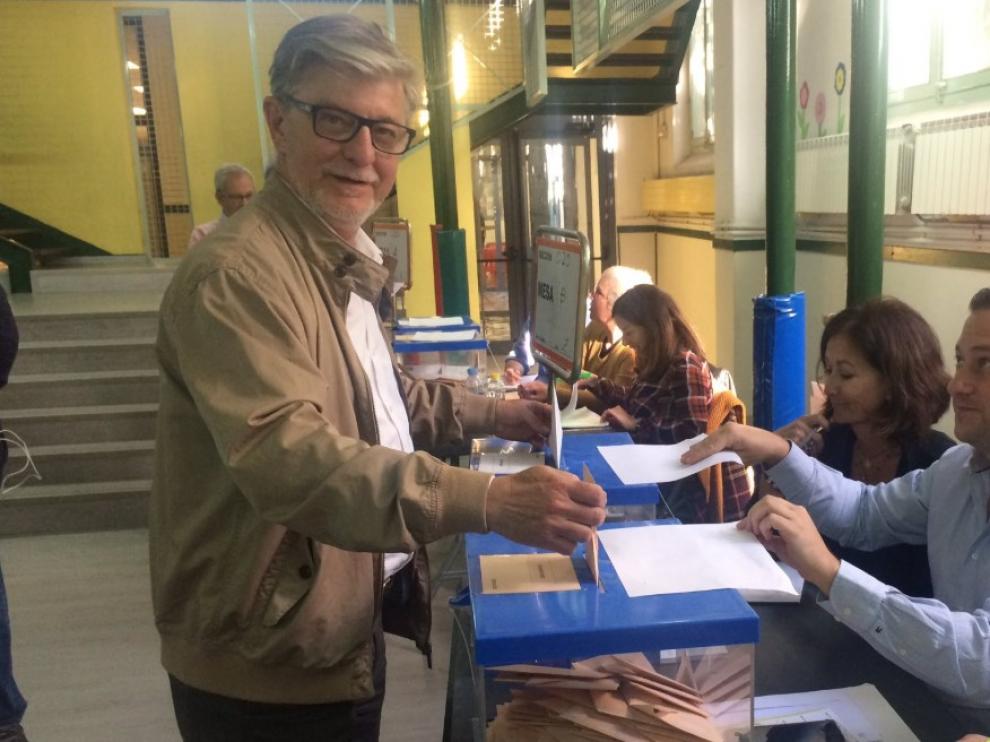 Pedro Santisteve votando en las elecciones de este domingo.