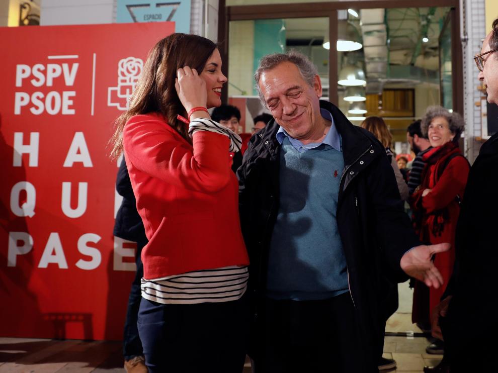 Sandra Gómez se abraza al secretario autonómico de Educación, Miguel Soler, a las puertas del local donde los socialistas valencianos siguen el escrutinio electoral.