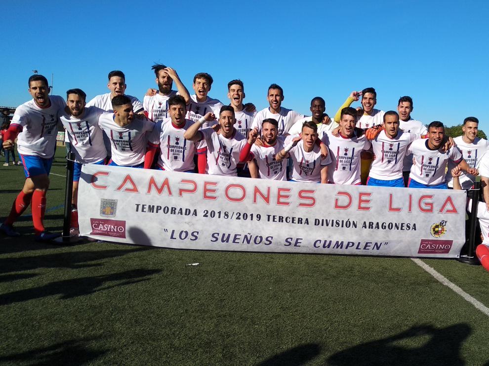 Los jugadores del Tarazona celebran el título de liga.
