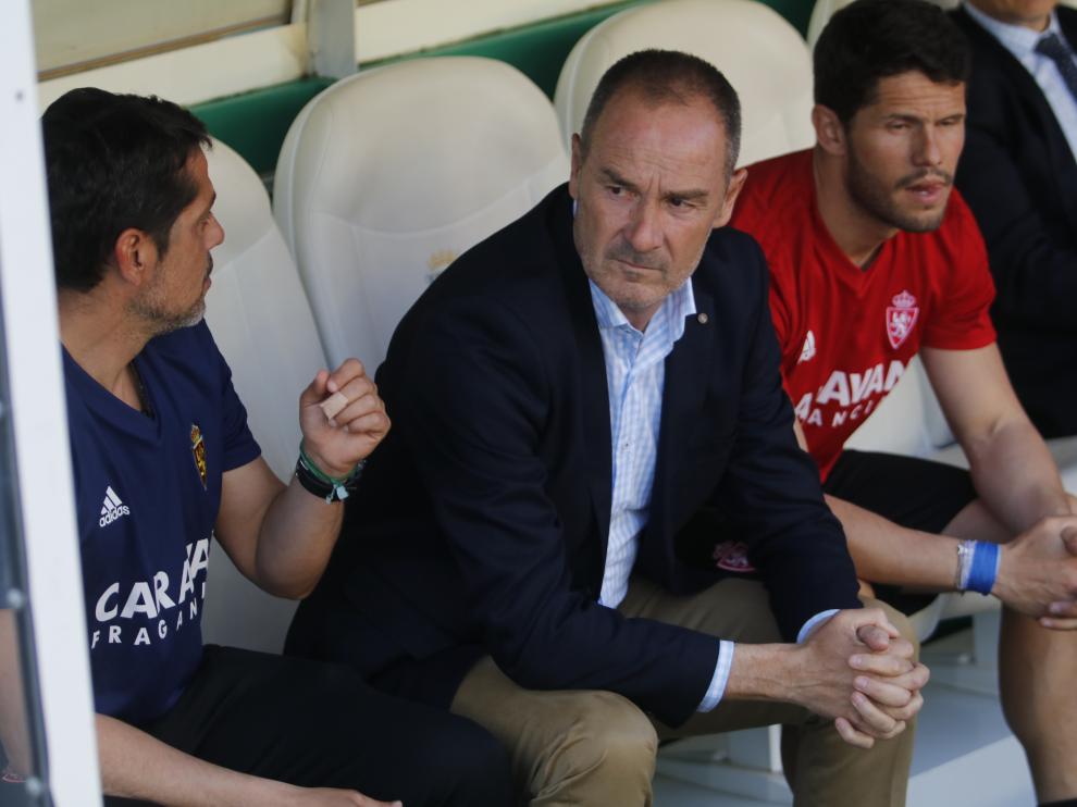 Víctor Ferna durante el partido de ayer en el banquillo visitante del Arcángel.