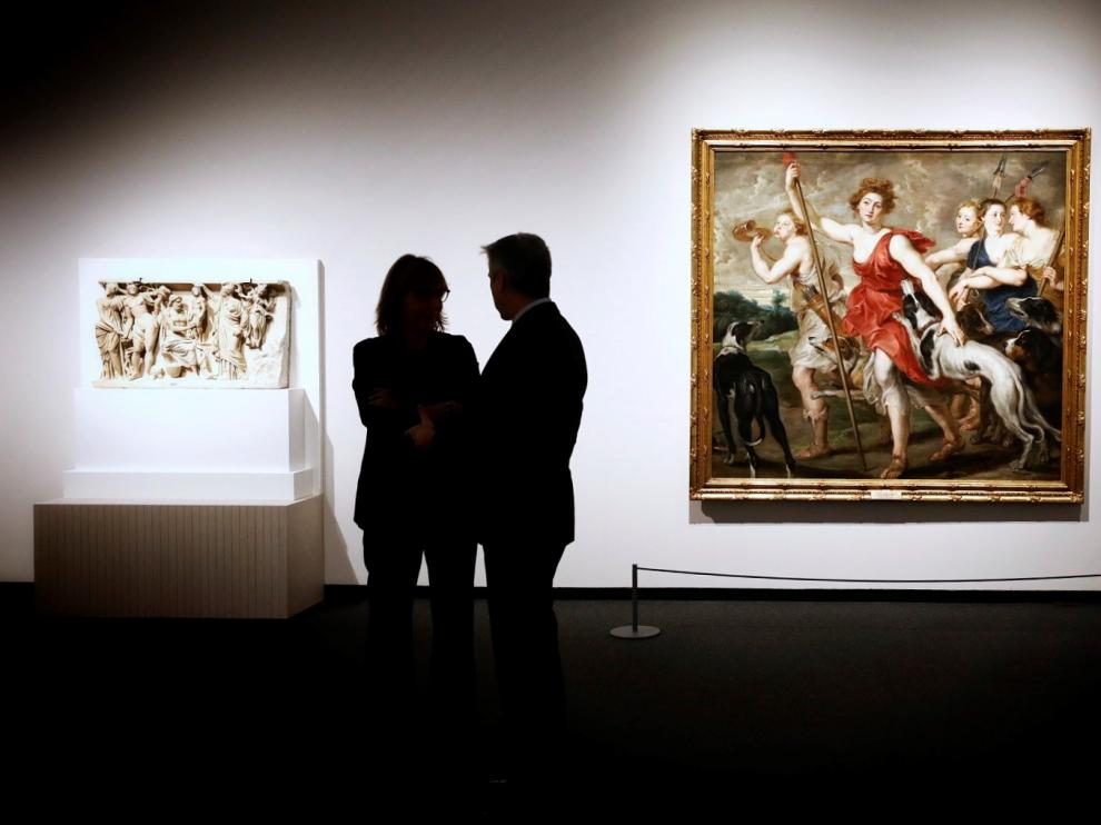 Dos de las piezas de la exposición: fragmento de un sepulcro romano que representa a Prometeo y Atenea creando al primer hombre y una 'Diana cazadora' del taller de Rubens