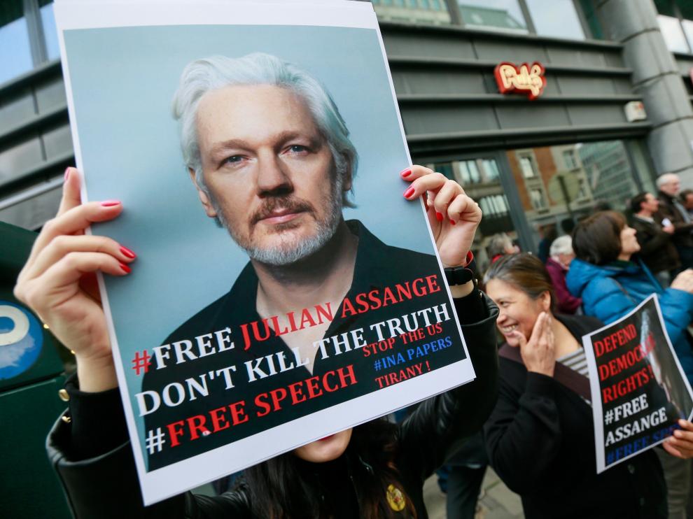 Varias personas protestan frente a la embajada británica en Bruselas para pedir la liberación de Assange.