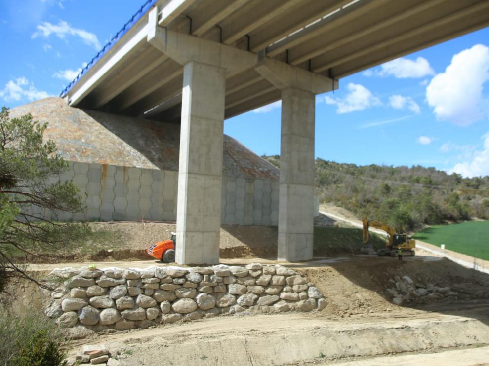 Dos máquinas, junto al viaducto de Atós.