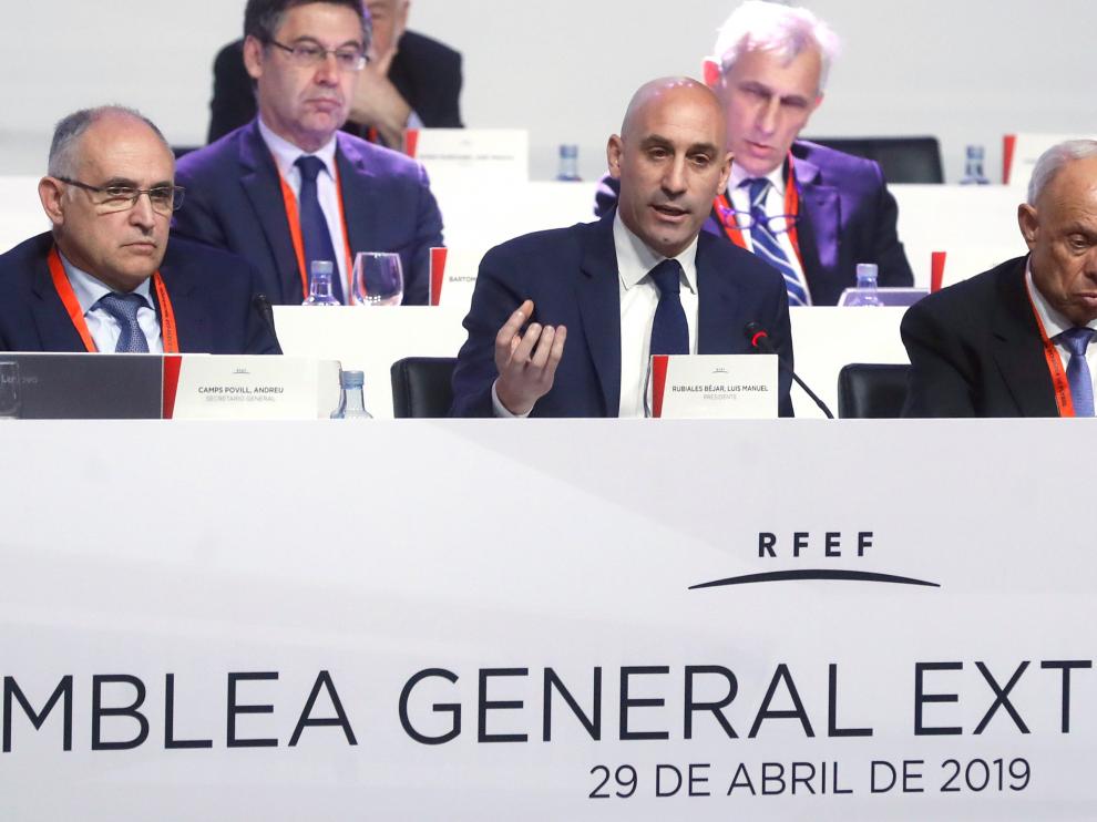 El presidente de la Real Federación Española de Fútbol (RFEF), Luis Rubiales (c), durante la Asamblea General en sesión extraordinaria de la RFEF que se ha celebrado este lunes en Madrid