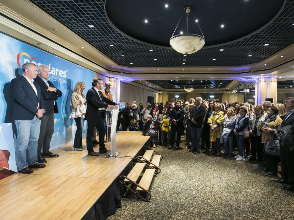 El presidente del PP aragonés, Luis María Beamonte, habló pasada la medianoche ante un aforo en el que había caras apesadumbradas.