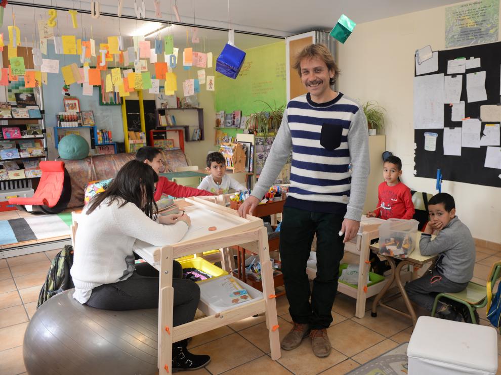 En la escuela de Pitarque, Alberto Toro imparte clase a cinco alumnos de diferentes niveles: infantil, primaria y ESO