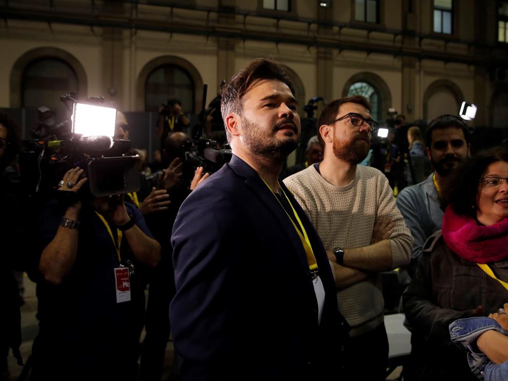 Gabriel Rufián, candidato de ERC al Congreso, atento a los resultados electorales.