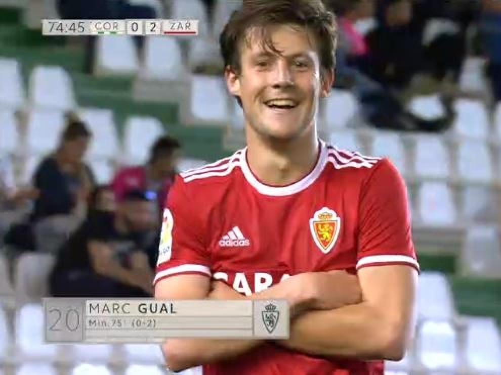 Marc Gual, en captura de la transmisión televisiva de la Liga 1,2,3, celebra ante la cámara de banda el segundo gol de los tres que marcó en Córdoba.