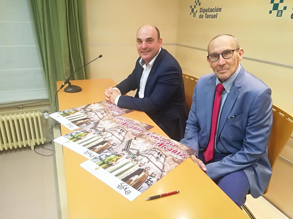 El alcalde de Alcañiz, Juan Carlos Gracia Suso, y el empresario de Siglo XIII Teatro, Adolfo Barrio, con el cartel que anuncia la recreación.