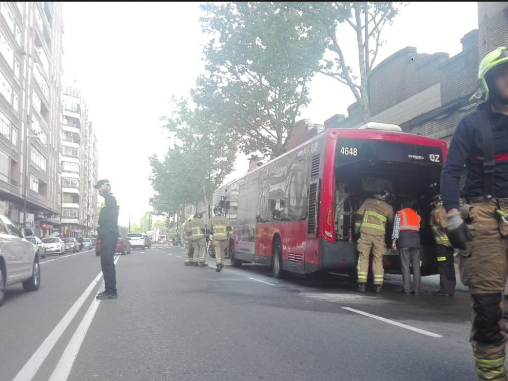 El incendio ha provocado el corte de dos de los carriles.