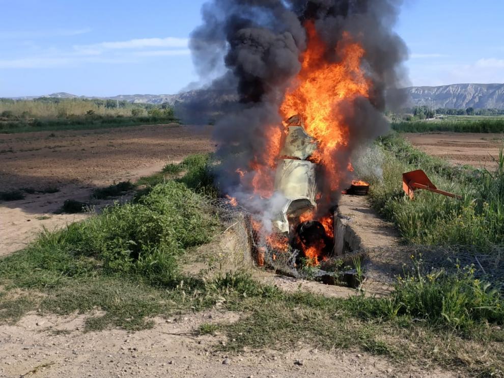 El coche se ha incendiado tras chocarse contra una acequia.