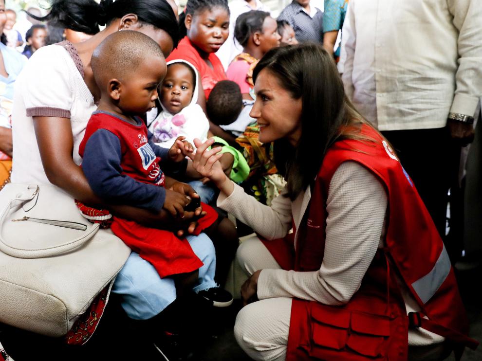La Reina saludando a un niño en Mozambique este lunes.