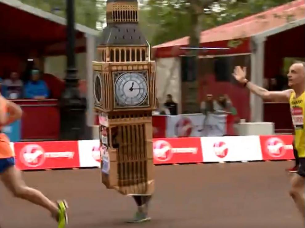 El corredor disfrazado de Big Ben logró llegar a la meta.